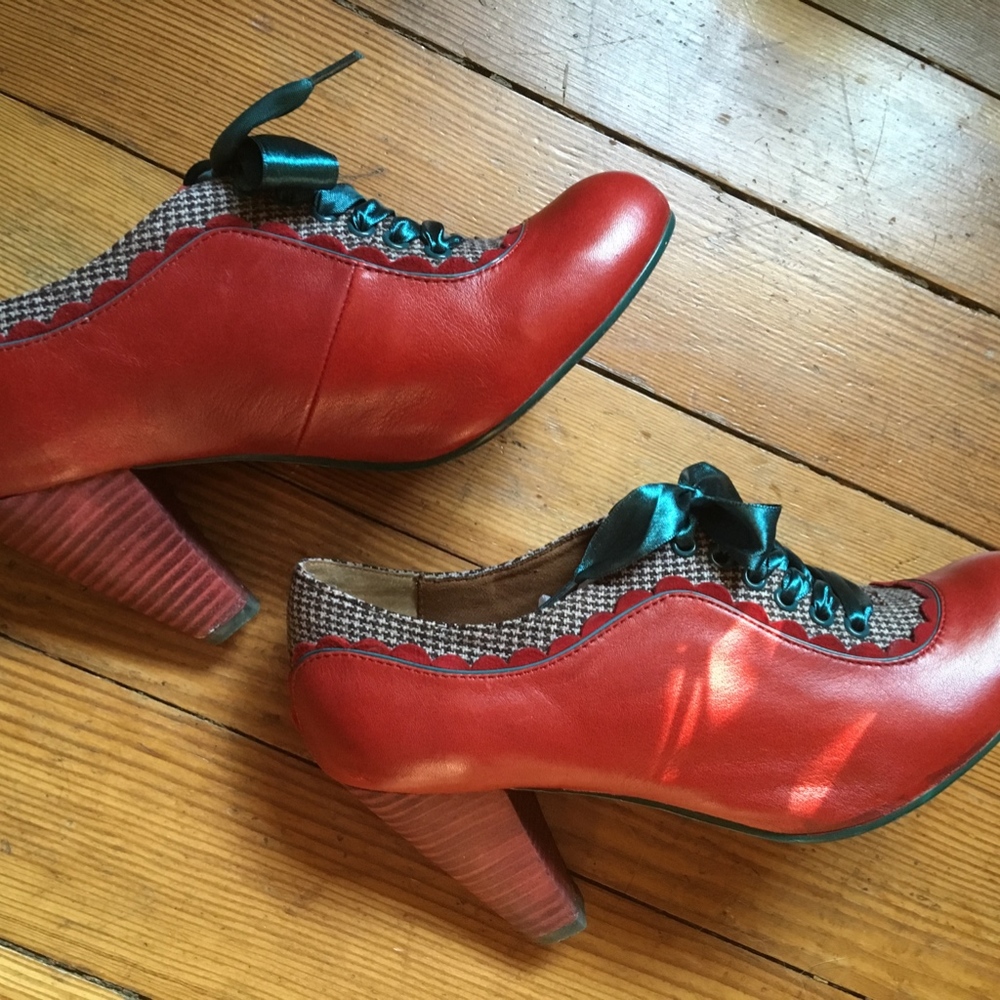 Poetic License London Red Heels/Pumps 6.5 US/37eur